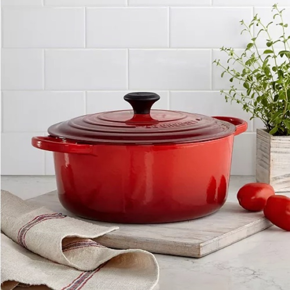 NEW LE CREUSET 5.5 QT Signature Round Dutch Oven Cast Iron Casserole Red